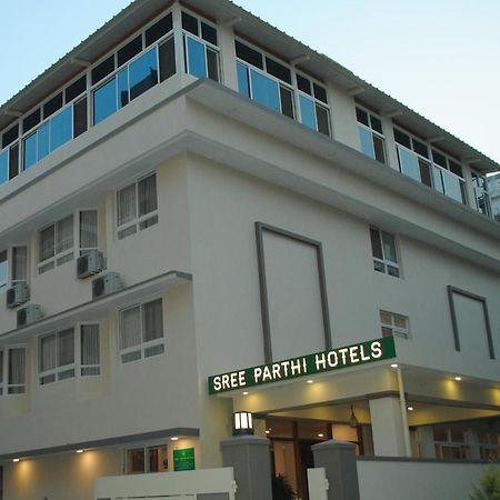 Sreeparthi Hotel بوتابارتي المظهر الخارجي الصورة