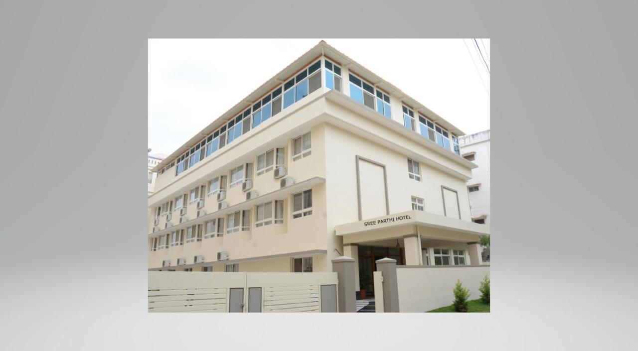 Sreeparthi Hotel بوتابارتي المظهر الخارجي الصورة