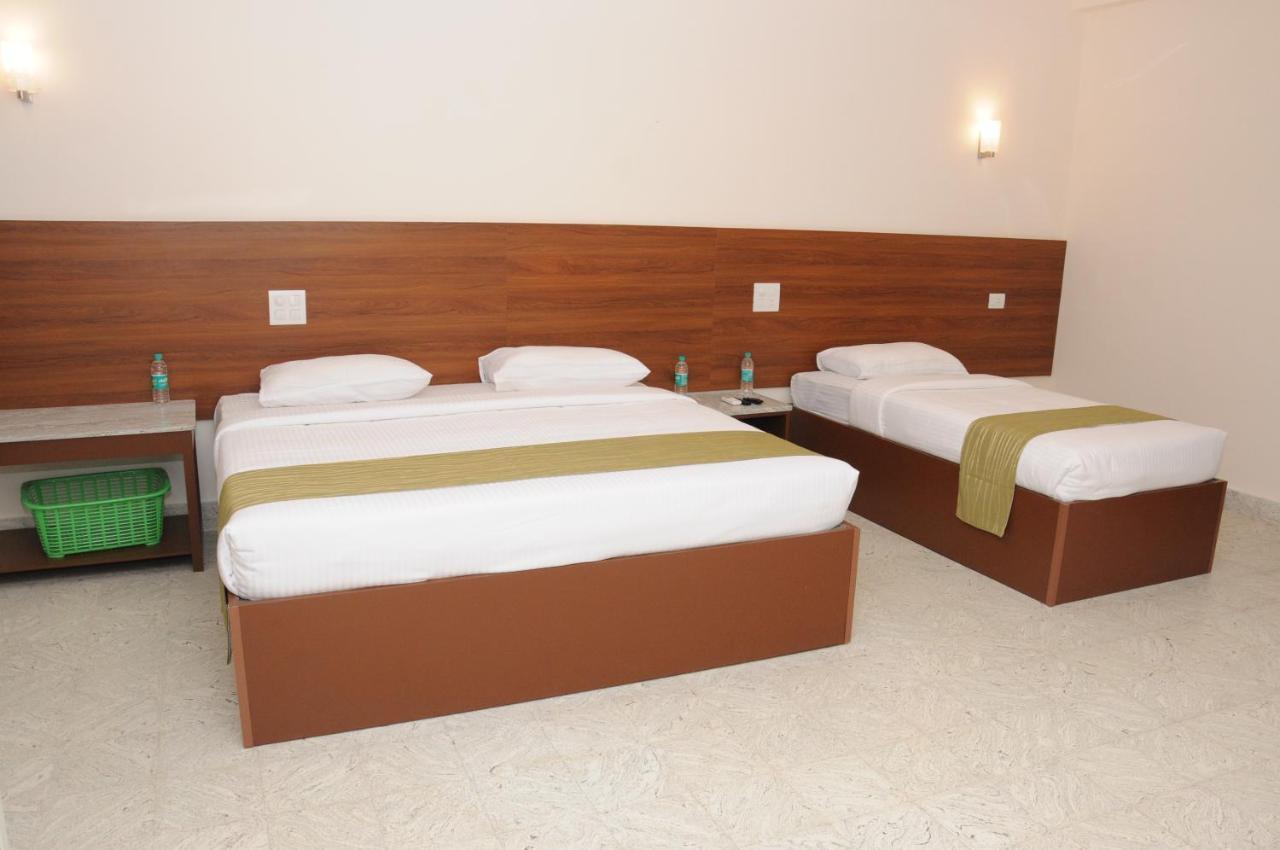 Sreeparthi Hotel بوتابارتي المظهر الخارجي الصورة