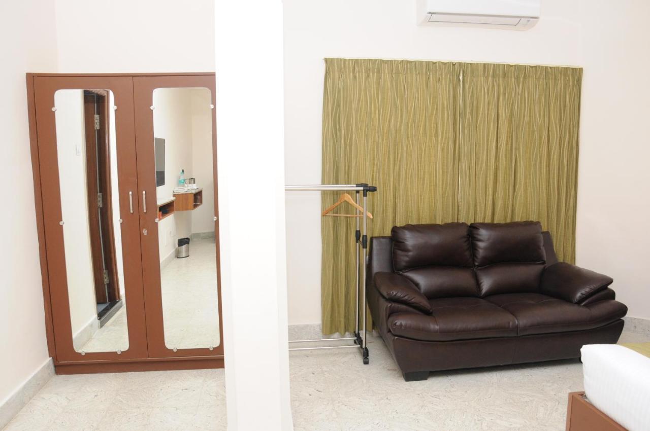 Sreeparthi Hotel بوتابارتي المظهر الخارجي الصورة