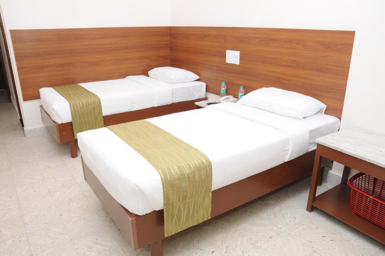 Sreeparthi Hotel بوتابارتي المظهر الخارجي الصورة