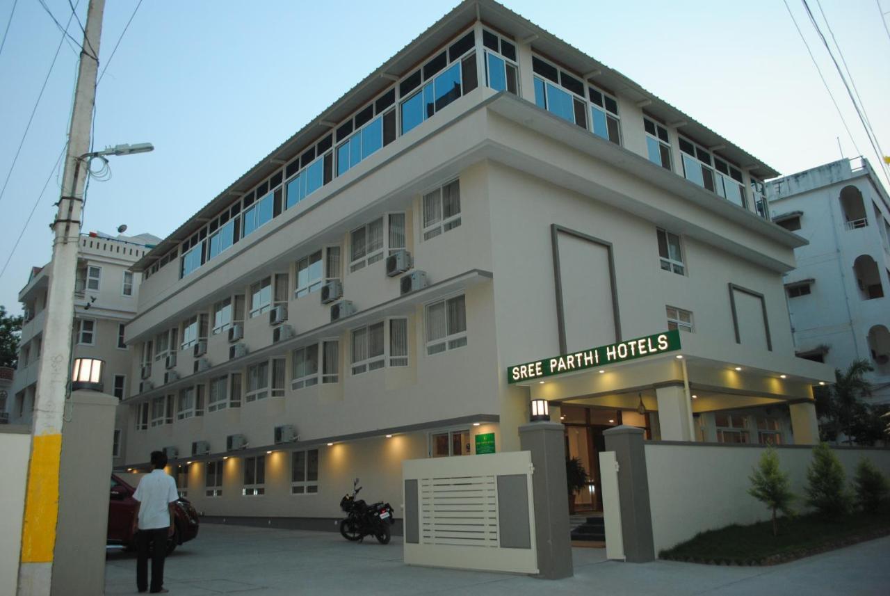 Sreeparthi Hotel بوتابارتي المظهر الخارجي الصورة